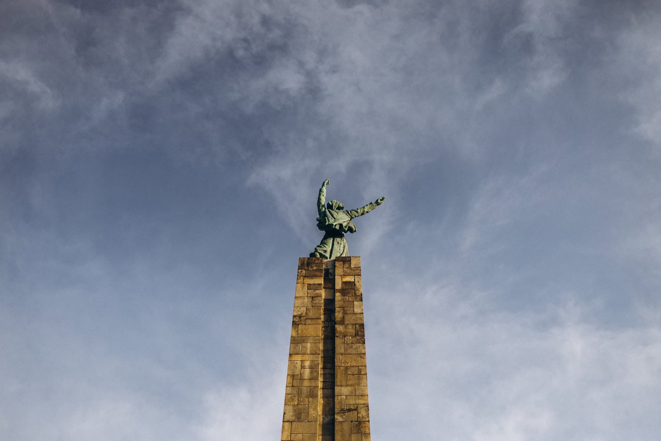 Et sosialistisk monument kalt frihet laget i 1951. av skulptør Sreten Stojanović til minne om jugoslaviske krigere i andre verdenskrig, Iriški venac, Serbia