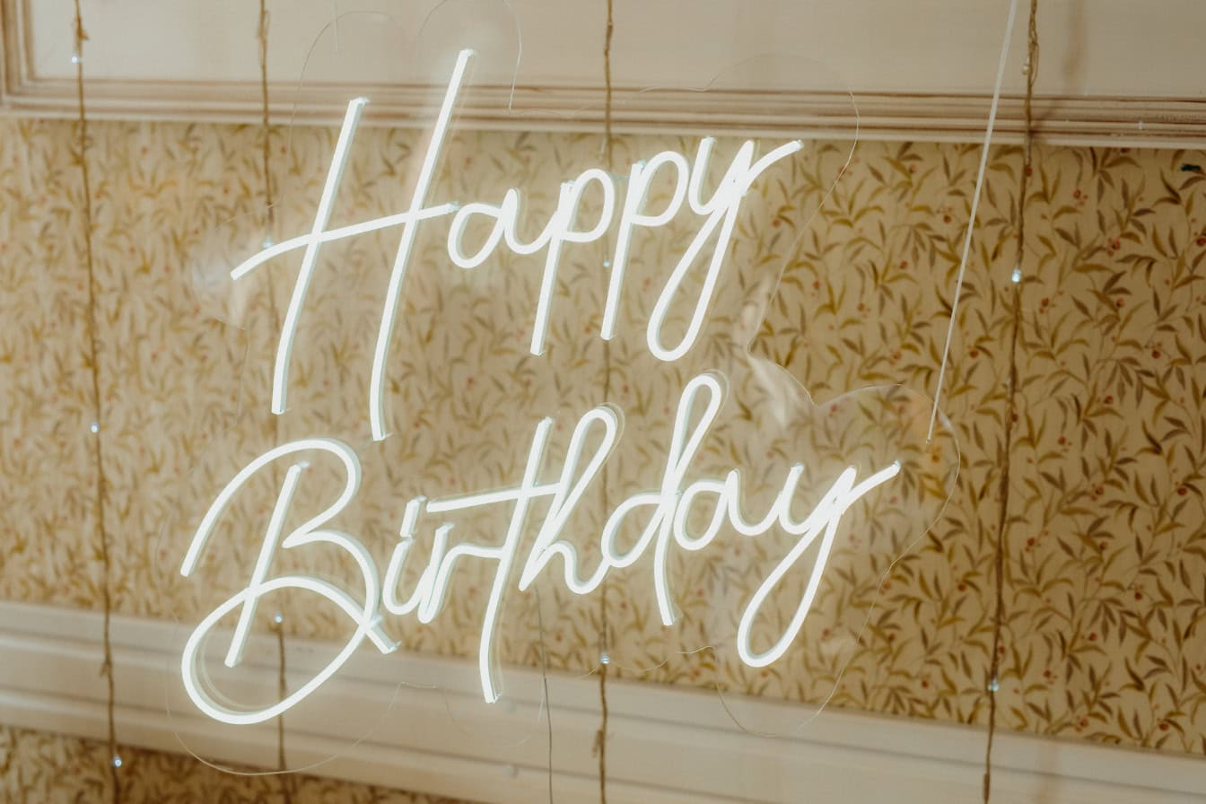 Verlicht neonteken op een transparant plastic met een inscriptie van Happy Birthday