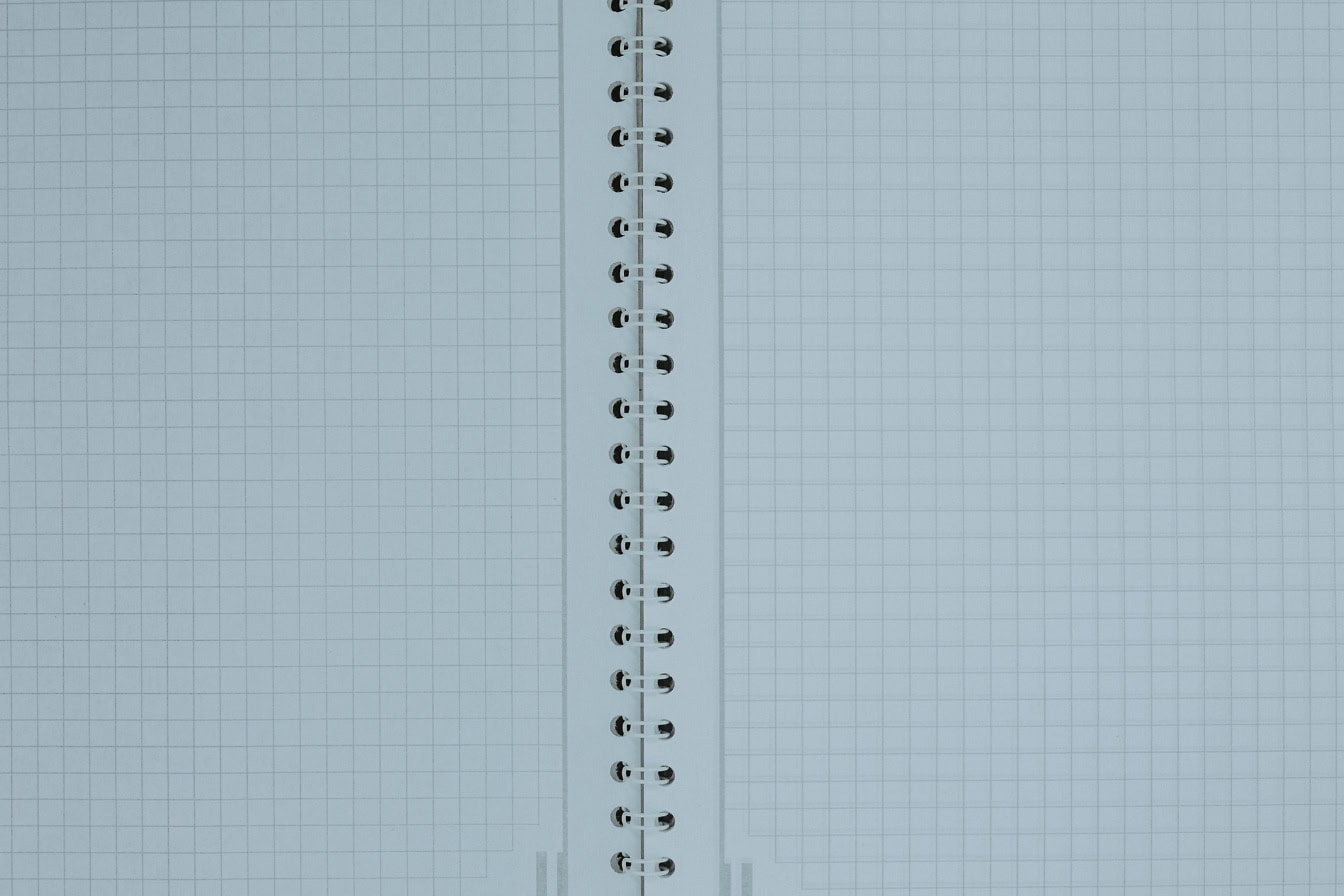 Tekstur lembaran kertas persegi kosong, buku catatan spiral dengan kertas grafik dan lubang