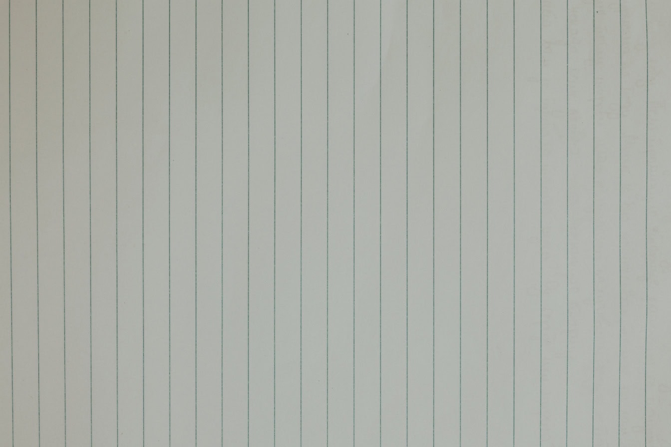 Texture d’un livre blanc vierge avec des lignes parallèles verticales