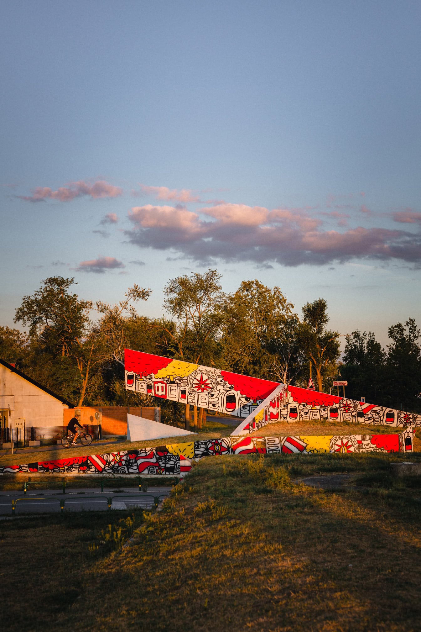 Monument en béton avec des graffitis artistiques colorés, un architecte Milan Pališaški, Bačka Palanka, Serbie