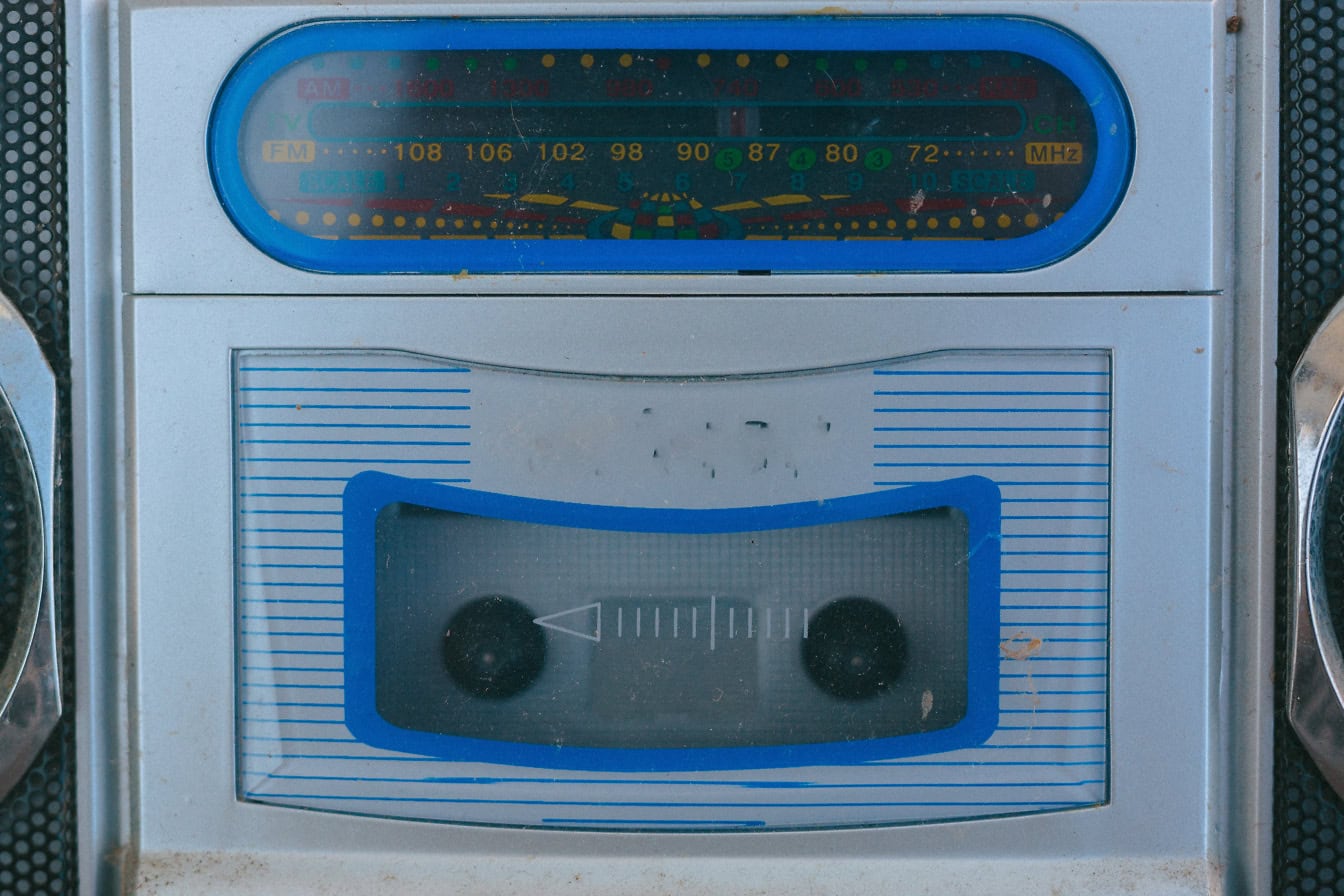 Un ricevitore radio AM-FM degli anni ’80 con una scala radio per la selezione delle stazioni e un registratore a cassette radio