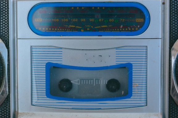 Máy thu radio AM-FM những năm 1980 với thang đo vô tuyến để chọn đài và sàn băng cassette radio