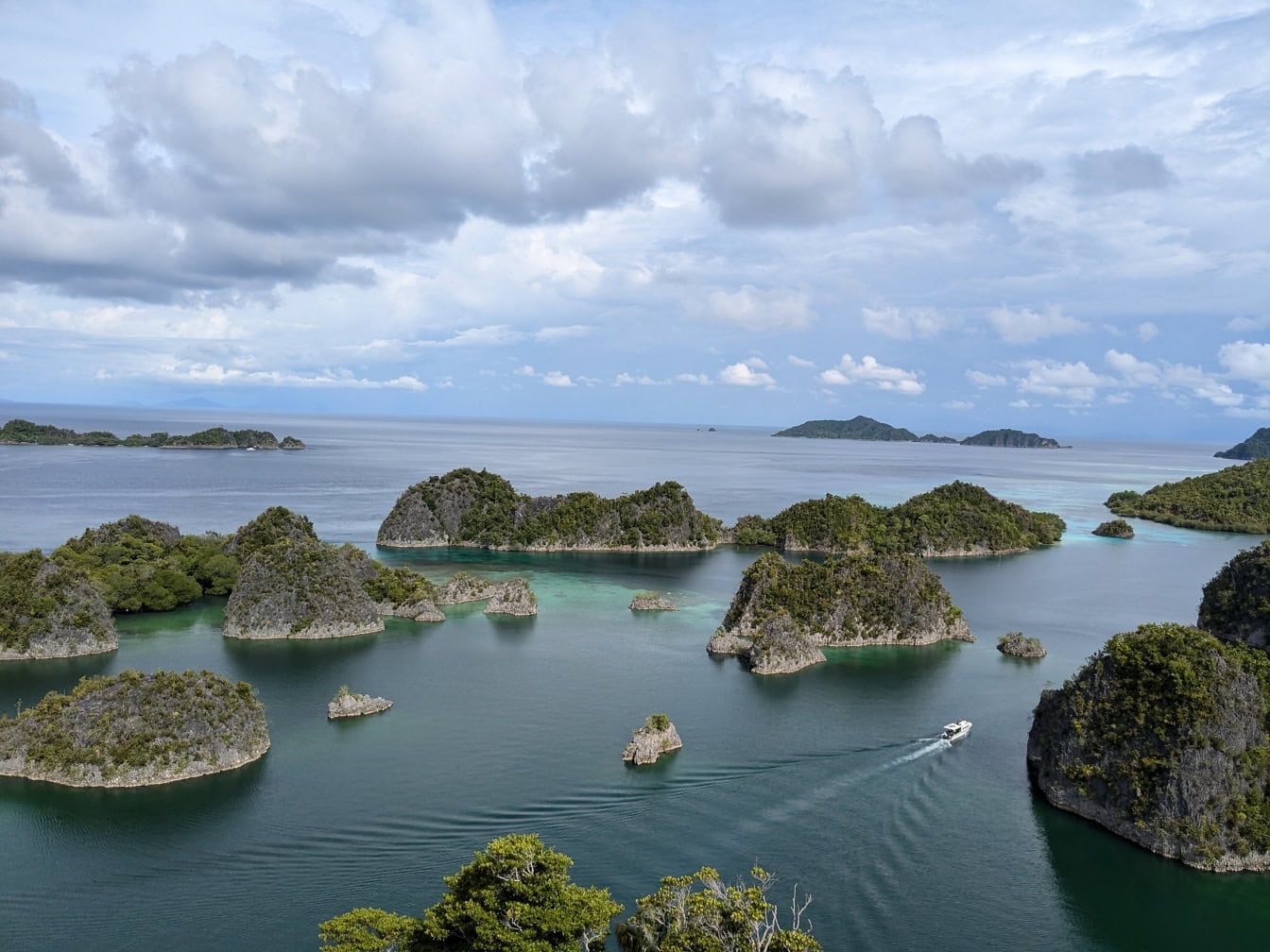 Błękitna Laguna z wyspą Painemo wśród archipelagu małych wysepek w parku morskim Raja Ampat, Ocean Indyjski w Papui Zachodniej, Indonezja