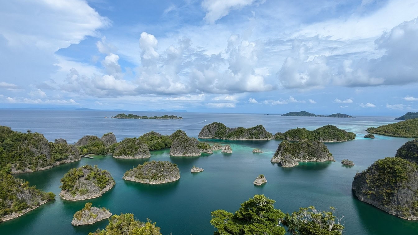 Panoráma lagúny s ostrovmi súostrovia v morskom parku Raja Ampat v Indickom oceáne v Západnej Papue, Indonézii, Ázii