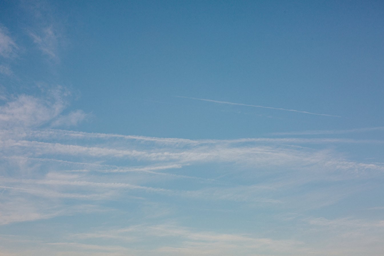 Ciel bleu avec des nuages brumeux