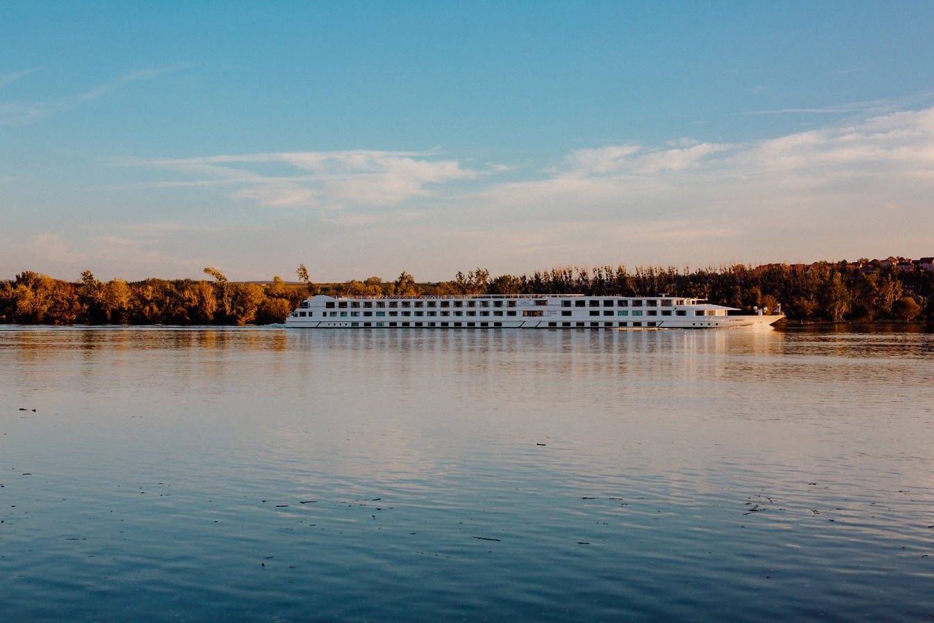 Barco internacional en el río, una atracción turística de la vía fluvial del Danubio