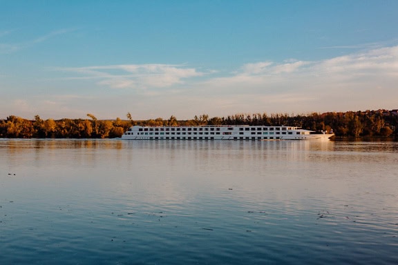 Internasjonalt curserskip på elven, en turistattraksjon i Donau-vannveien