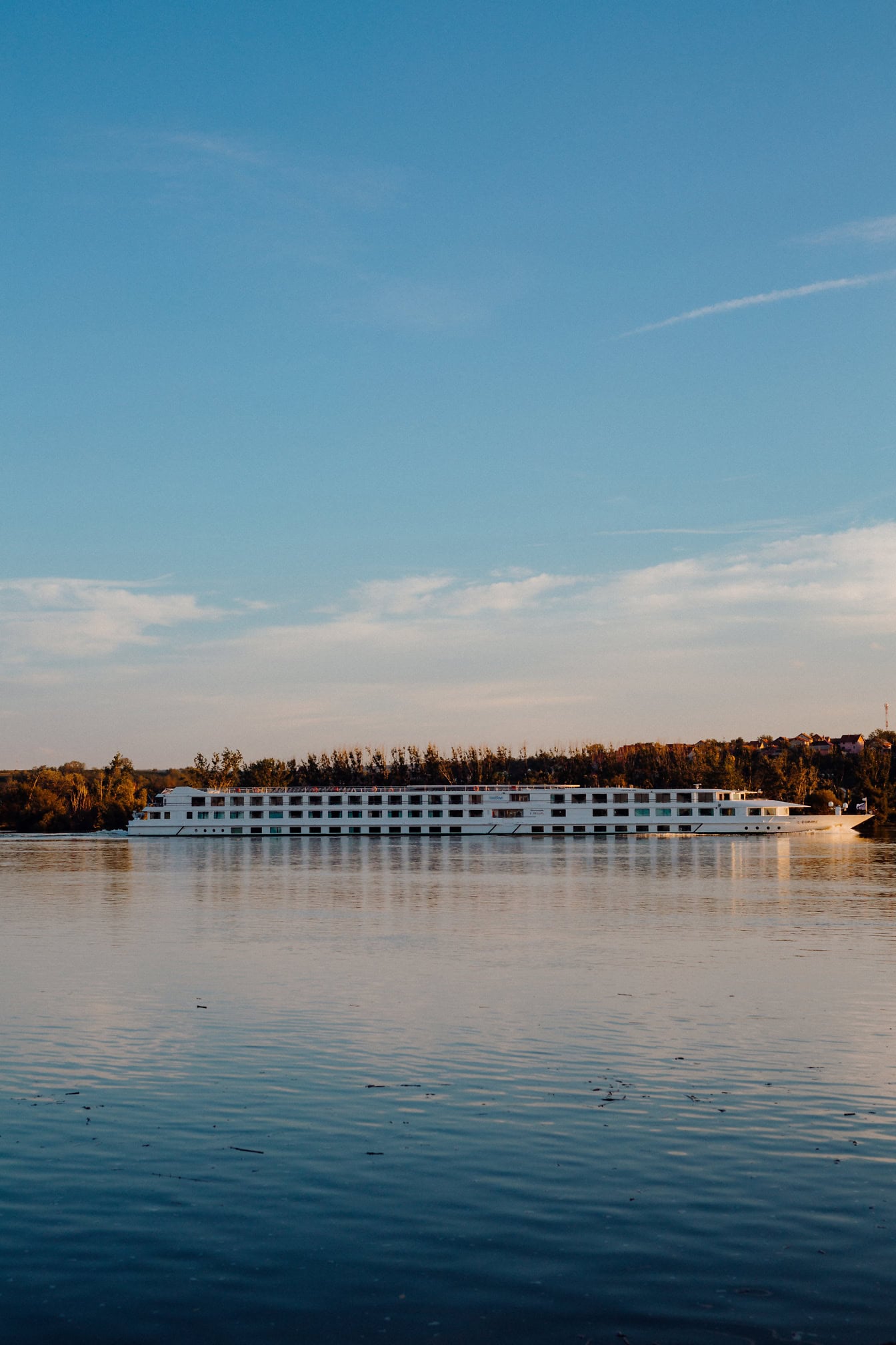 Grande nave bianca su un fiume Danubio