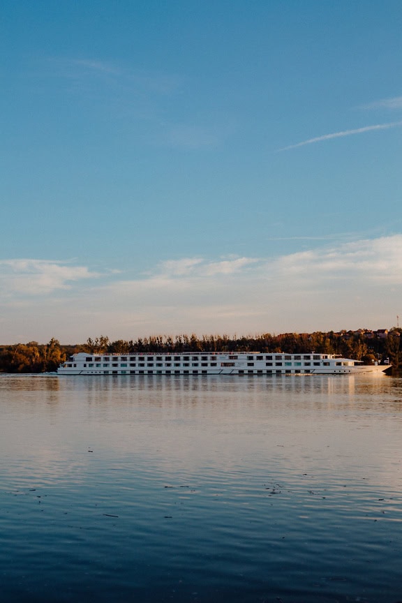 Gran barco cursi blanco en un río Danubio