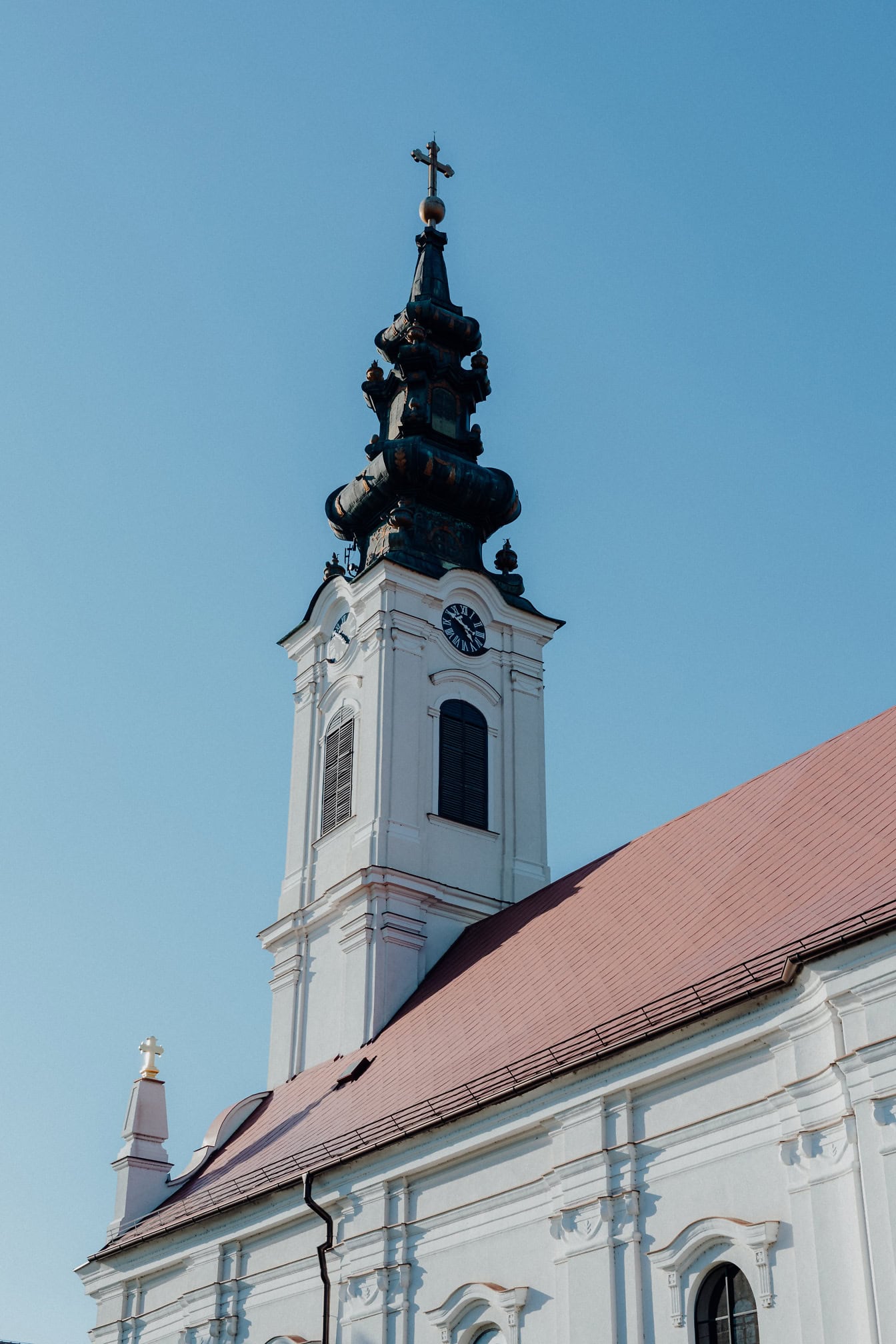 Un campanario de la iglesia ortodoxa serbia de la Natividad de San Juan Bautista, Backa Palanka, Serbia