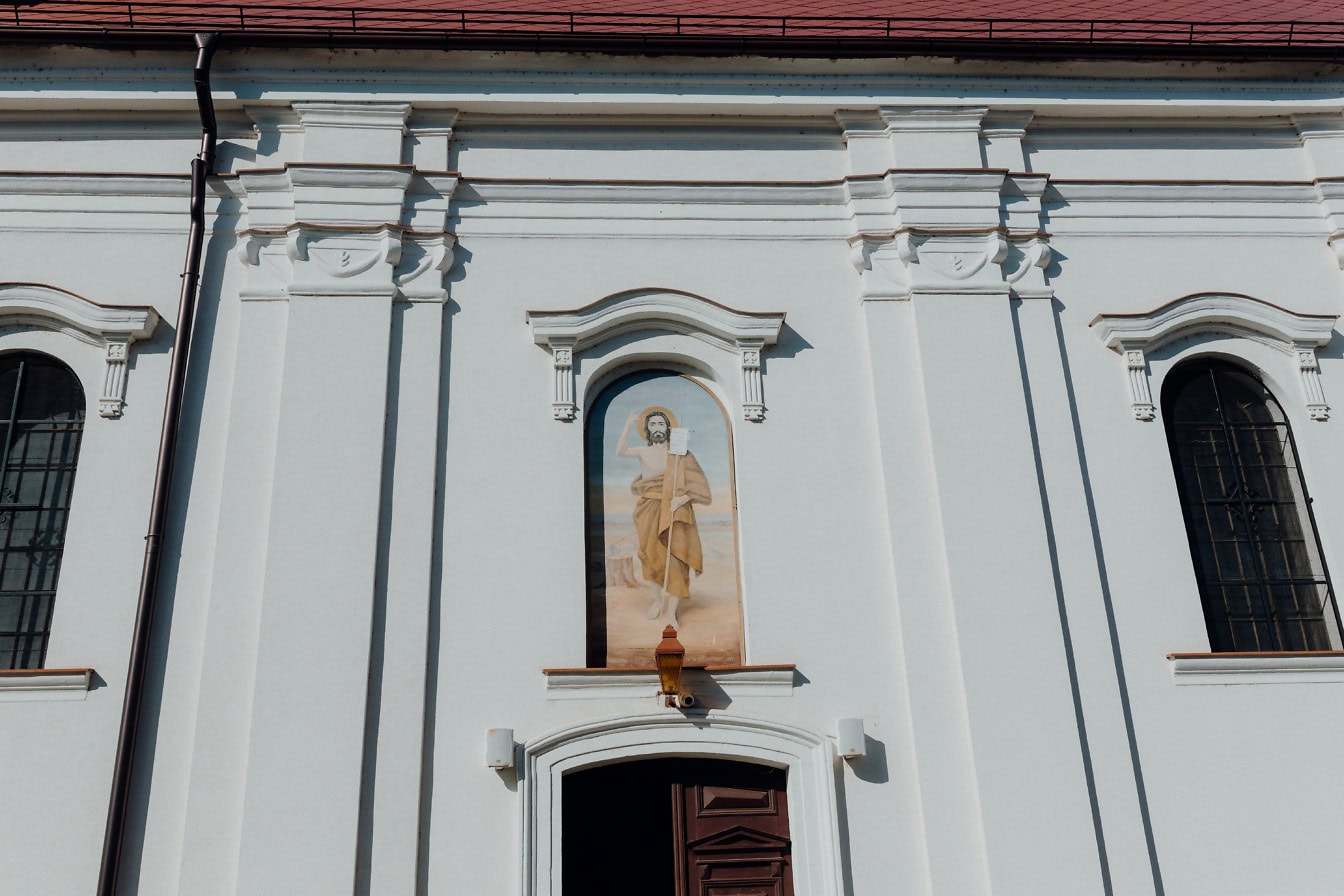 Freskenmalerei im byzantinischen Stil des christlichen Heiligen Johannes des Täufers an der Wand über dem Eingang zur Kirche