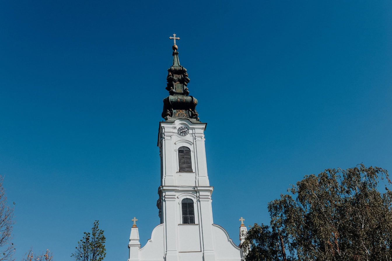 Bílý kostel Narození sv. Jana Křtitele s křížem na vrcholu, Backa Palanka, Srbsko