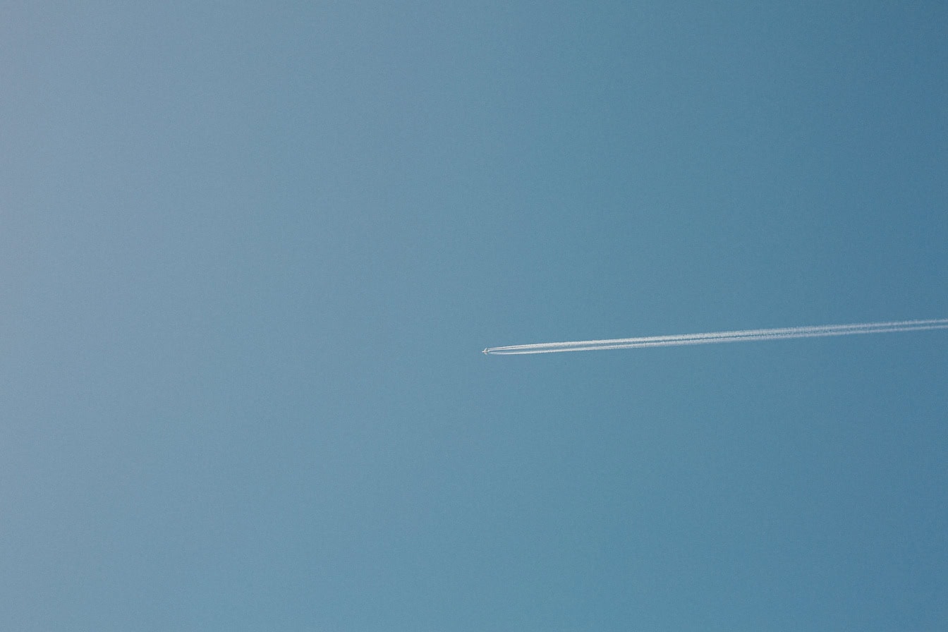 Straaljager die op de heldere blauwe hemel vliegt