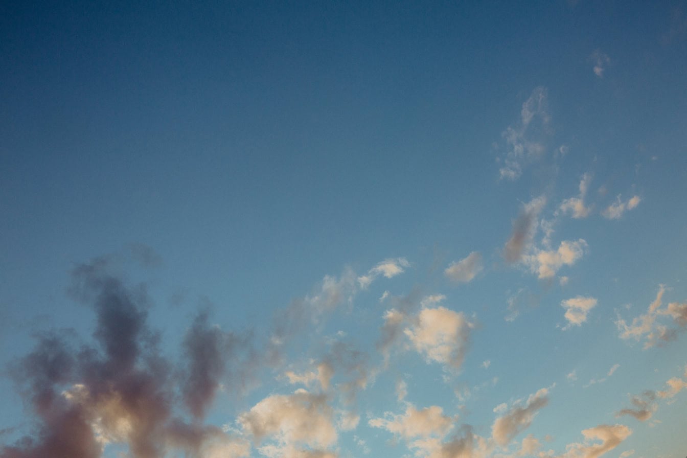 Blå himmel med hvide og grå skyer