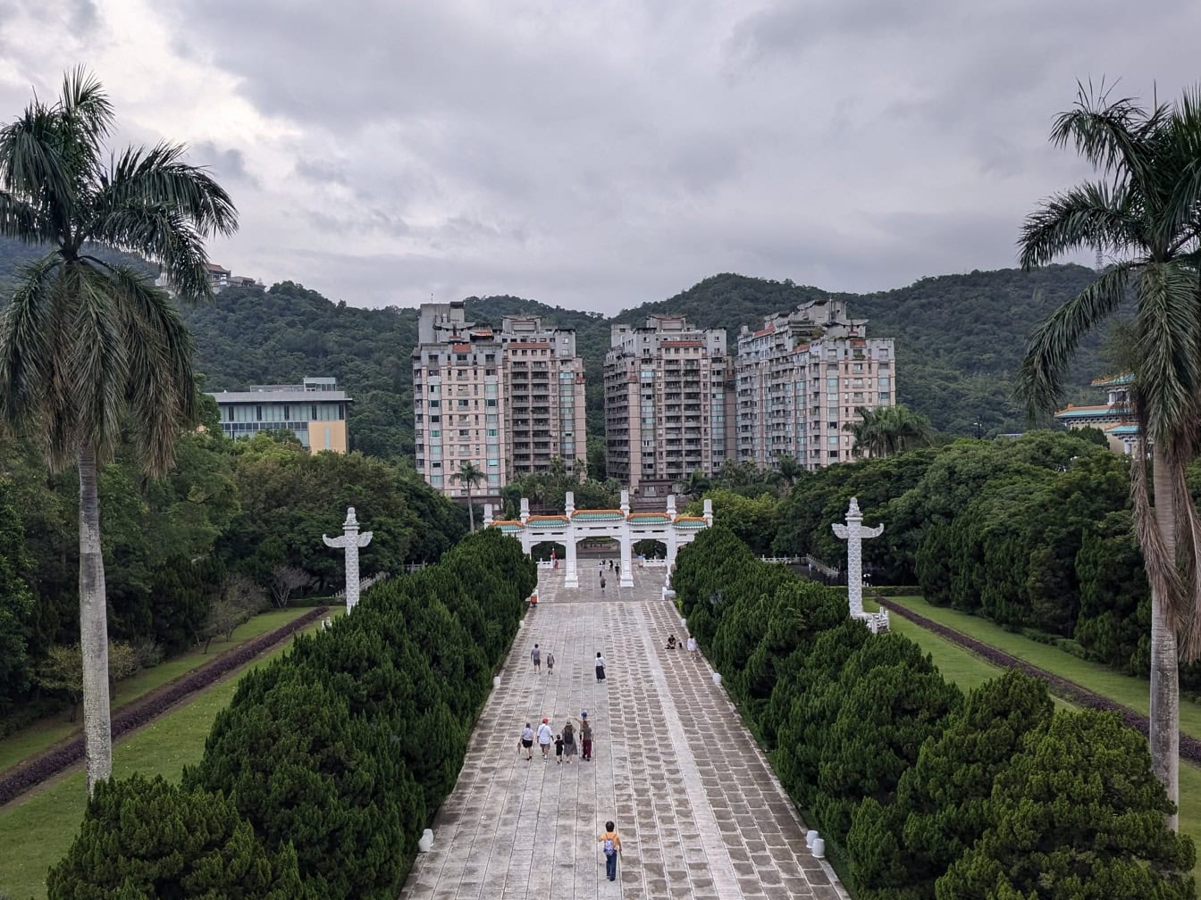 Vista aérea dos pedestres no caminho no jardim da Praça da Liberdade Nacional no distrito de Zhongzheng, Taipei, Taiwan