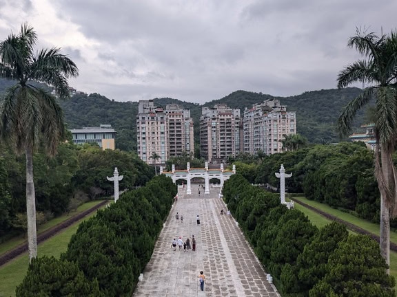 Luftaufnahme der Fußgänger auf dem Weg am Garten des Nationalen Freiheitsplatzes im Bezirk Zhongzheng, Taipeh, Taiwan