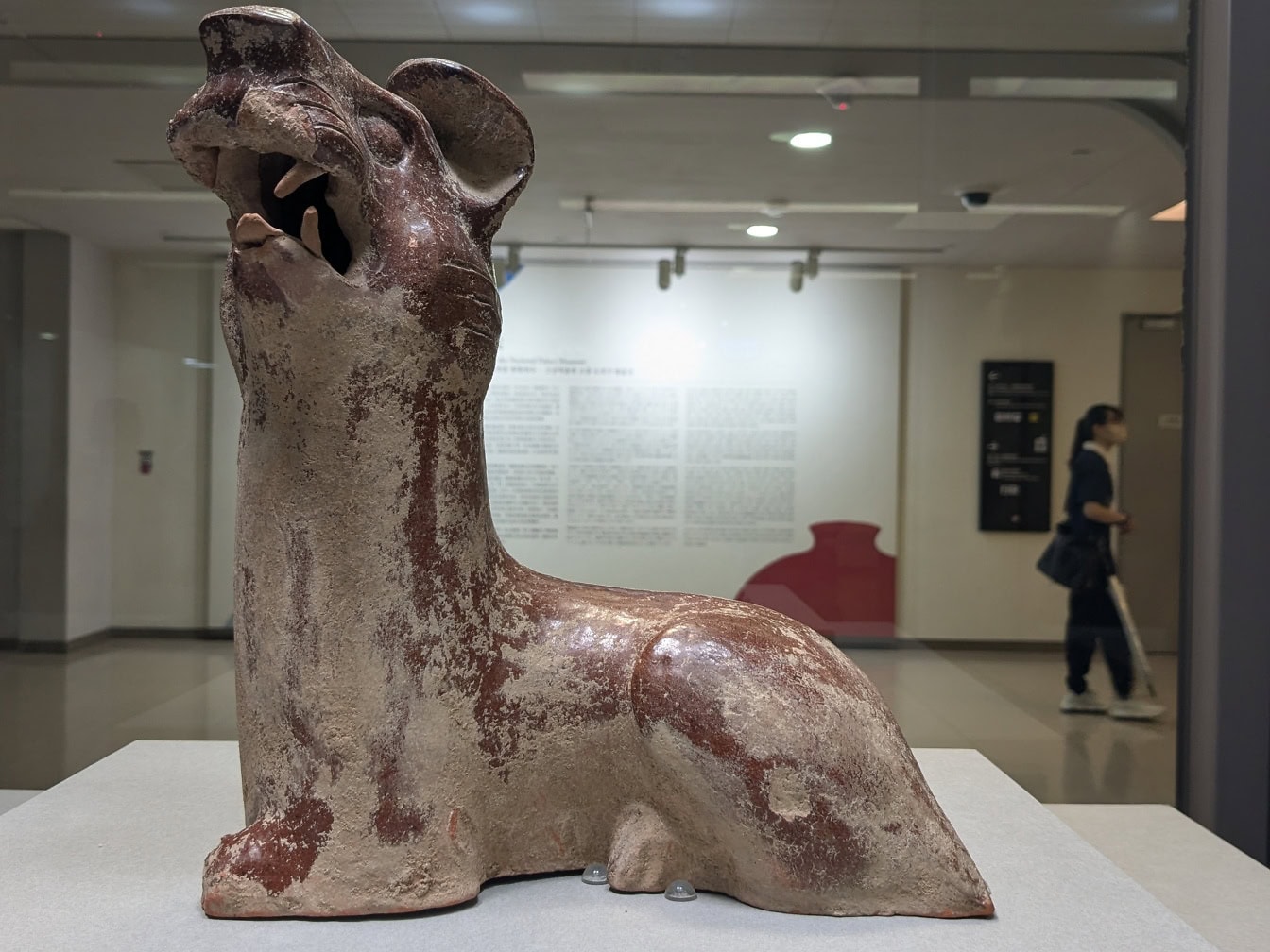 Keramik med brun glasur af en hund fra Han-dynastiet på National Palace Museum, Taipei, Taiwan