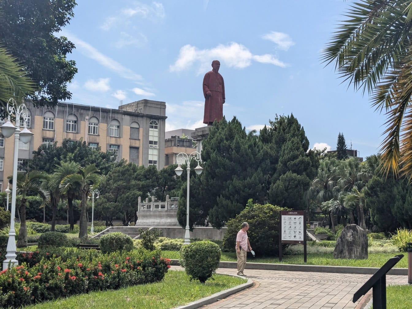 Statue av en mann i en Jieshou-park i Zhongzheng-distriktet, sentrum av Taipei, Taiwan