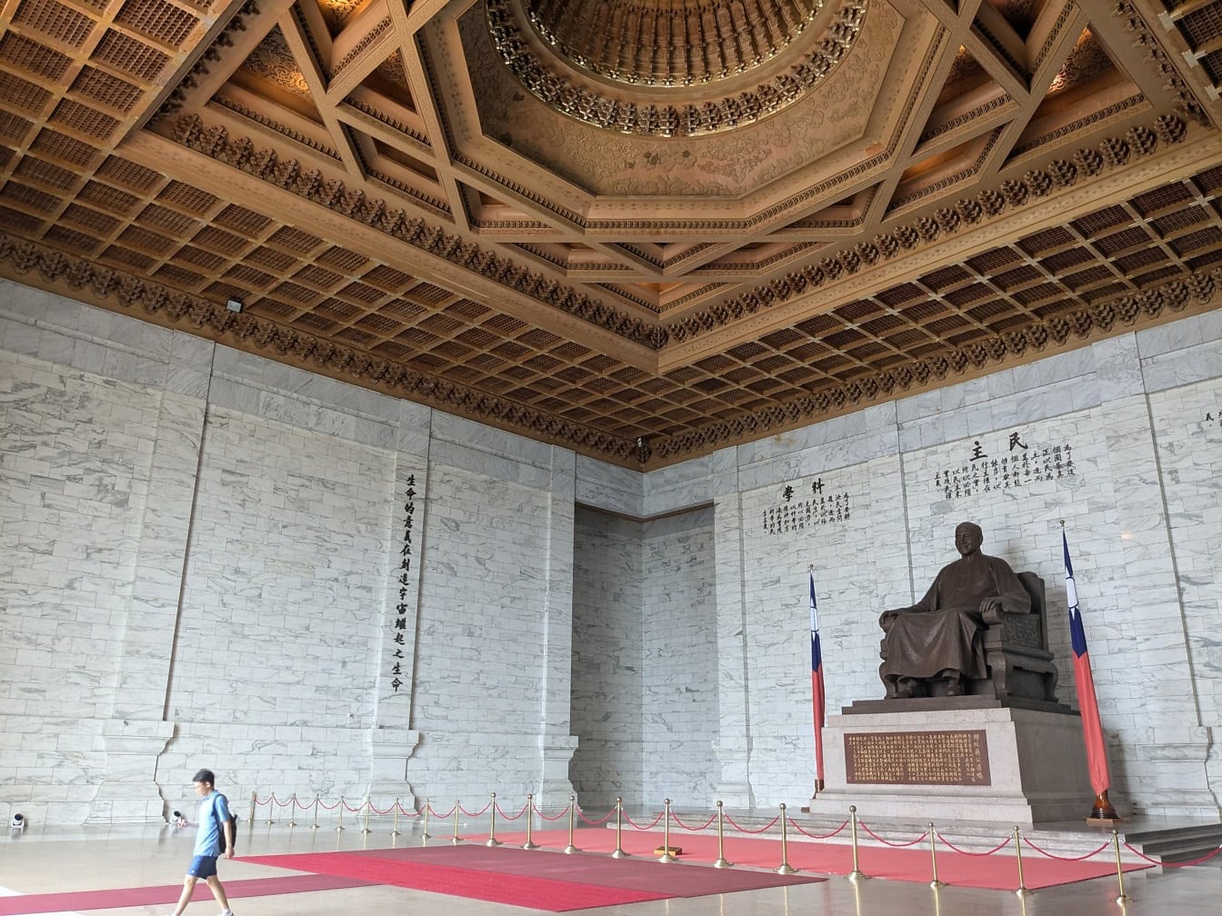 Patung Chiang Kai-shek, mantan Presiden Republik Tiongkok di aula peringatan Chiang Kai-shek, sebuah monumen nasional, Taipei, Taiwan