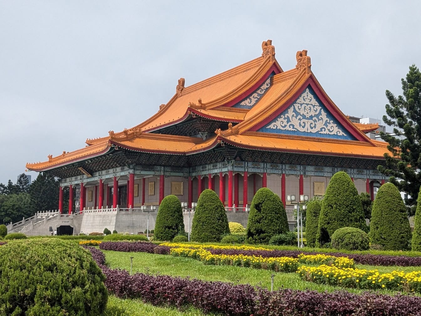 El Teatro Nacional y Sala de Conciertos con un jardín de flores y césped en la Plaza de la Libertad en el distrito de Zhongzheng, Taipéi, Taiwán