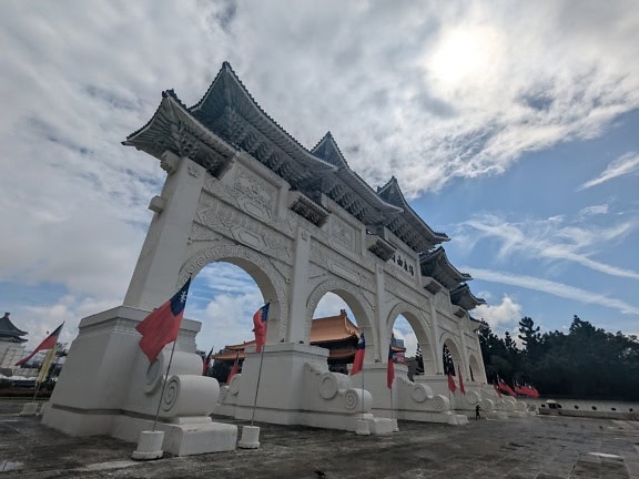 Weißer Torbogen mit Fahnen am Freiheitsplatz oder Freiheitsplatz, einem öffentlichen Platz im Stadtteil Zhongzheng von Taipeh, Taiwan