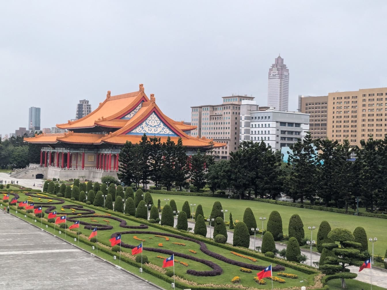 Buitenkant van het nationale museum van Taipei met nationale concertzaal en Chiang Kai Shek herdenkingstuin met gazon, Taiwan