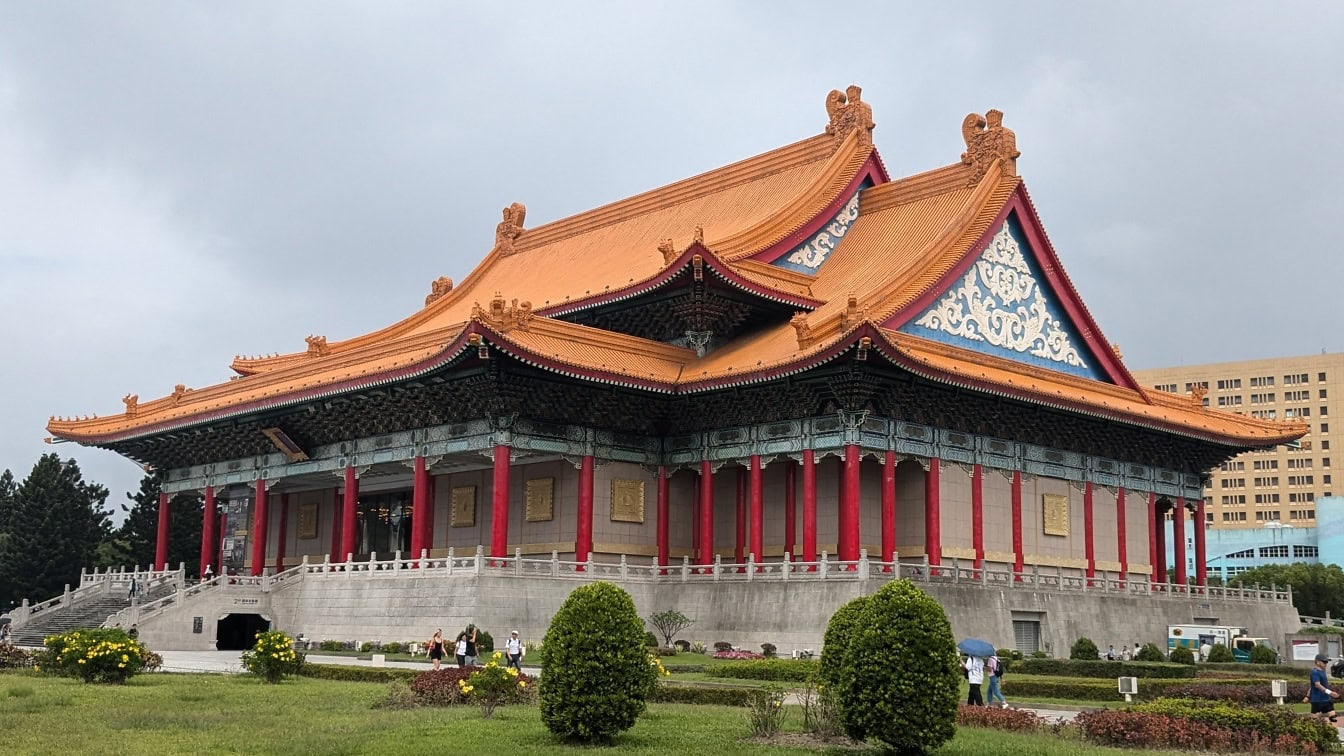 Teatrul Național și Sala de Concerte din parcul memorial Chiang Kai-Shek din Piața Libertății din districtul Zhongzheng, Taipei, Taiwan