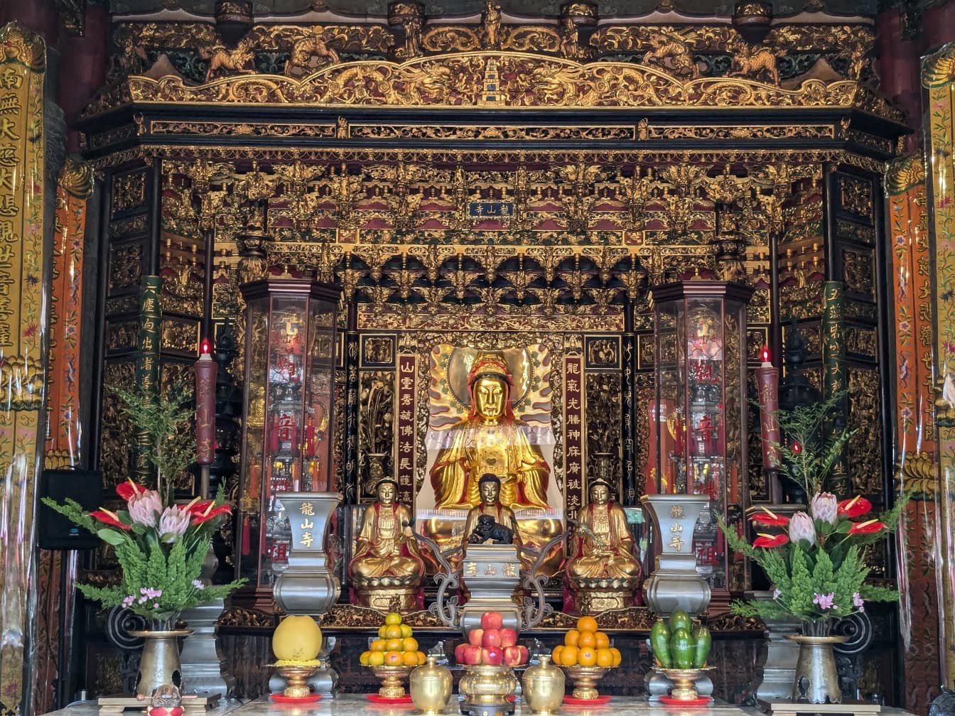 Santuario con una estatua de un Buda en el Templo Lungshan de Manka, un templo budista construido en 1738, distrito de Wanhua, Taipei, Taiwán