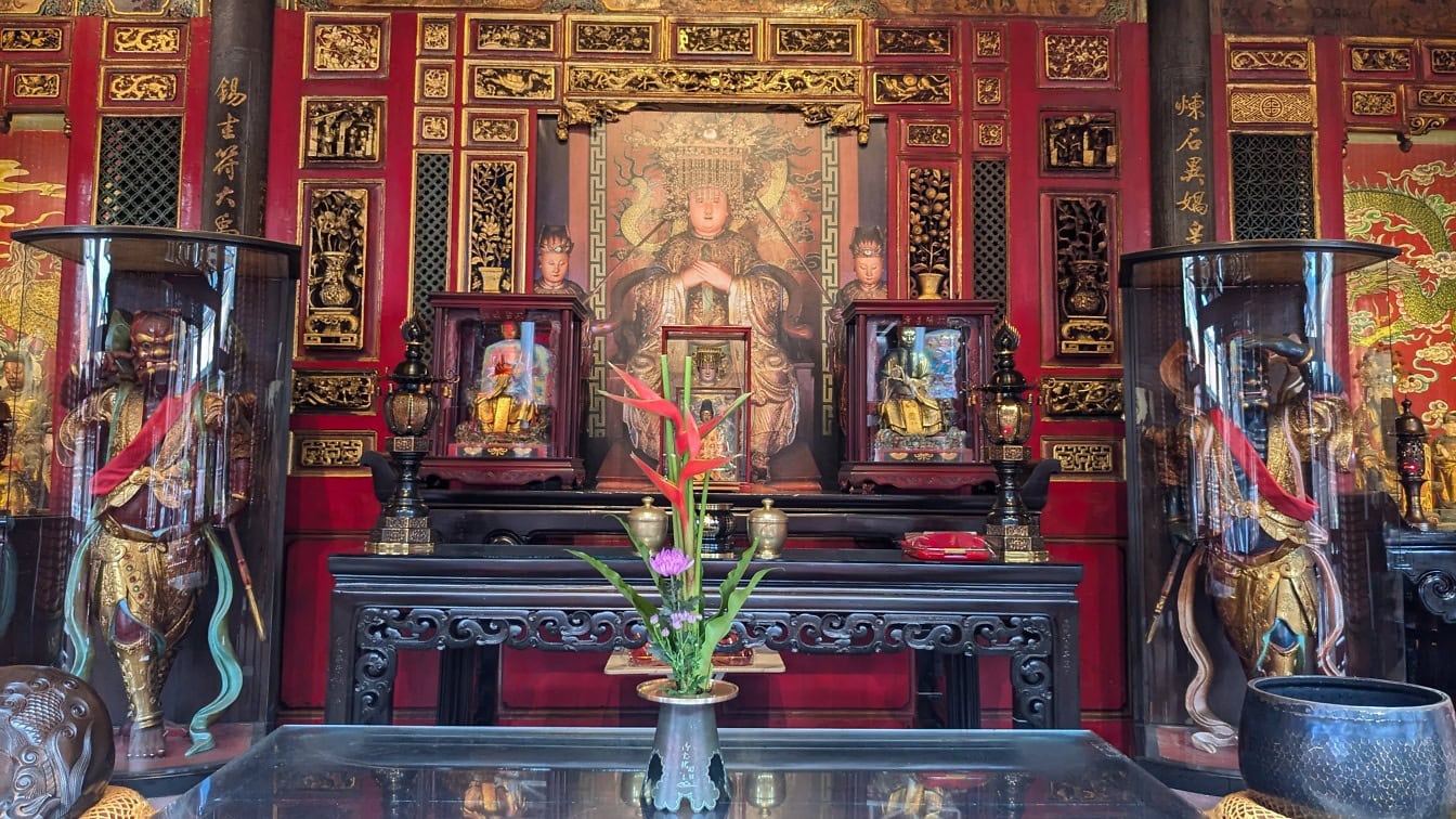 Die Statuen von Shunfeng Er und Tausend Augen vor der Jungfrau Mutter des Himmels, genannt Mazu, in der Apsis des buddhistischen Longshan-Tempels in Menga, Wanhua, Taipeh Stadt in Taiwan