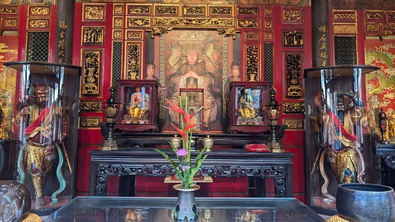 As estátuas de Shunfeng Er e Mil olhos na frente da Virgem Mãe do Céu chamada Mazu na abside do templo budista Longshan em Menga, Wanhua, cidade de Taipei em Taiwan