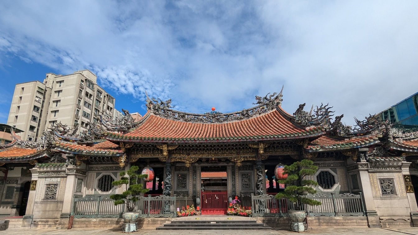 龙山寺外观，台北著名的古老寺庙，供奉观世音佛和其他神灵，台湾