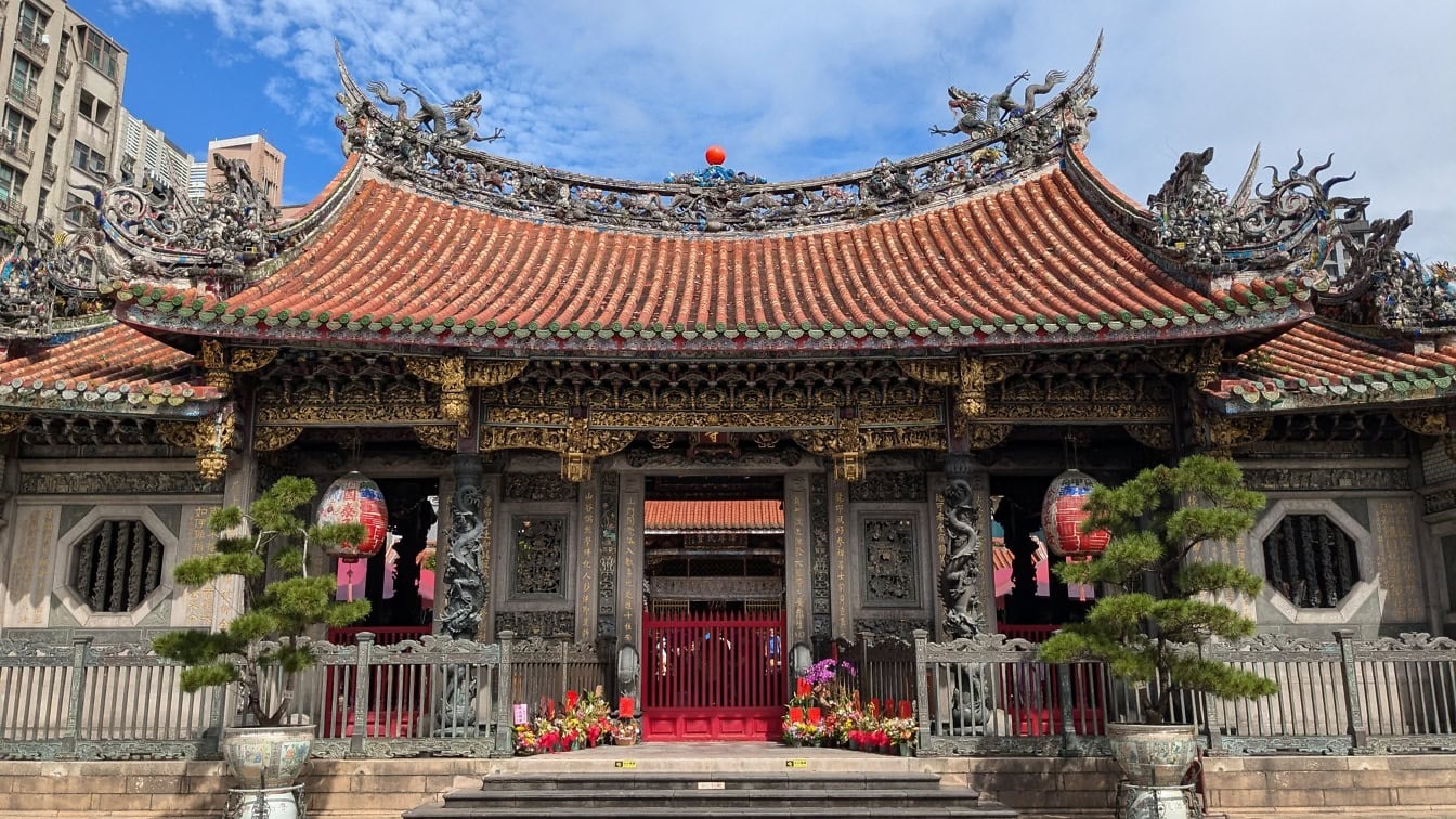 Mankan Lungshan-temppeli, Taipein kuuluisin buddhalainen temppeli, jossa on punainen oviportti, Taiwan