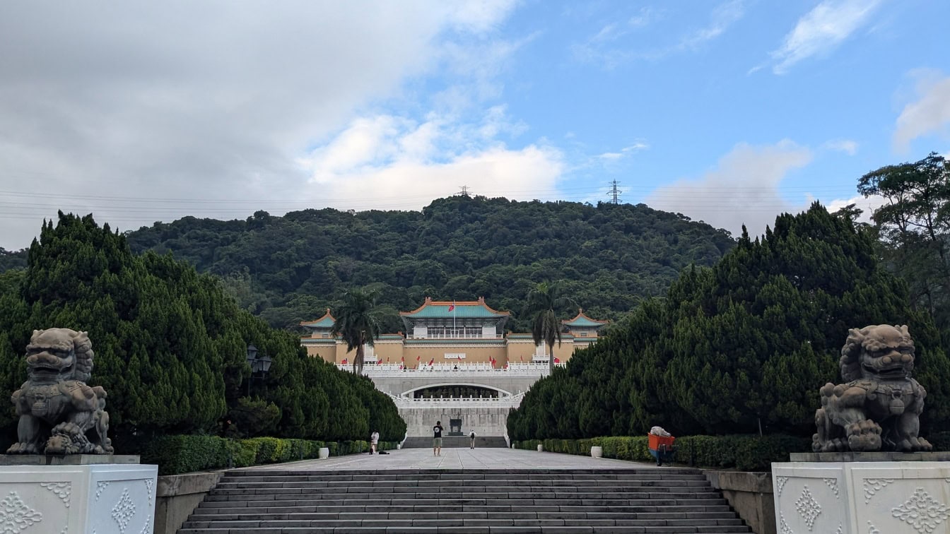 Tangga menuju gedung Museum Istana Nasional, Taipei, Chiayi, Taiwan