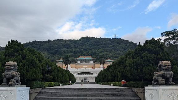 Schody vedúce k budove Národného palácového múzea, Tchaj-pej, Chiayi, Taiwan