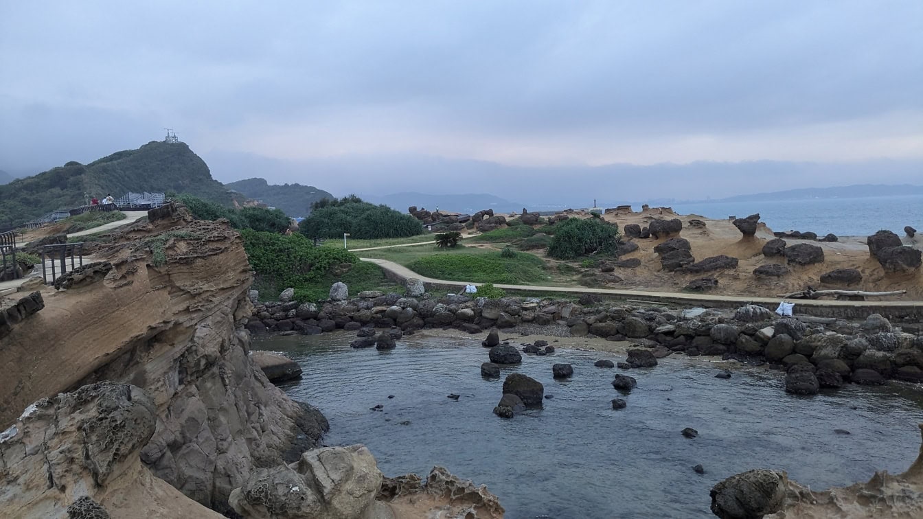 Panoraama lahdesta sedimenttikivistään kuuluisan Wanlin niemellä lähellä Taipeita, Taiwanissa