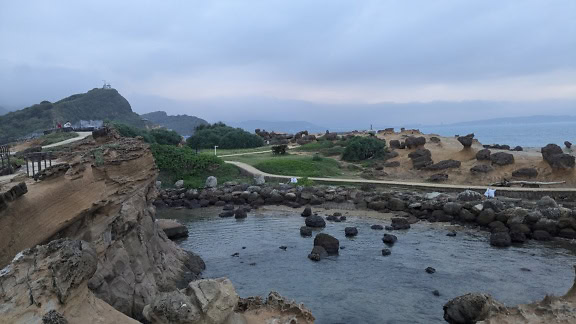 Panorama della baia in un promontorio a Wanli, famoso per le sue pietre sedimentarie, vicino a Taipei, Taiwan