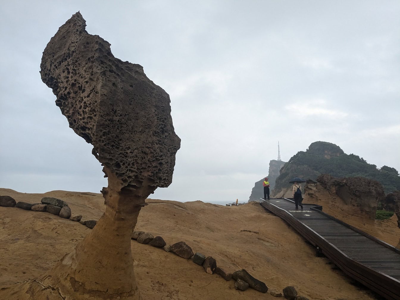 Outo kivimuodostelma Yehliu geoparkissa, niemellä Wanlin alueella, New Taipeissa, Taiwanissa