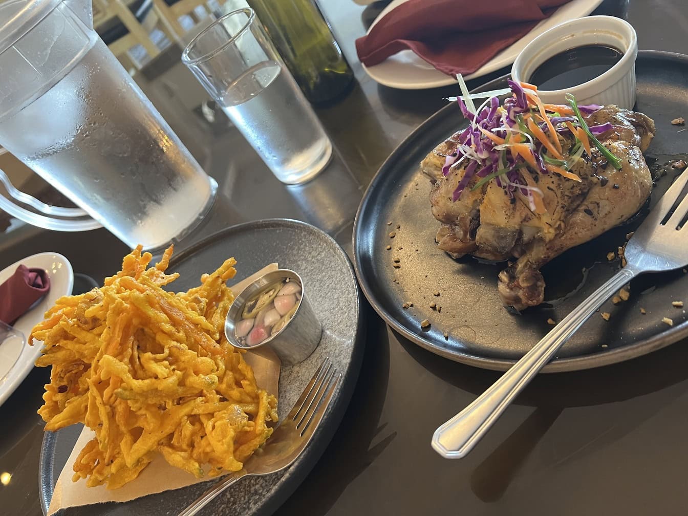 Poulet rôti avec salade, sauce et garnitures sur la table d’un restaurant asiatique