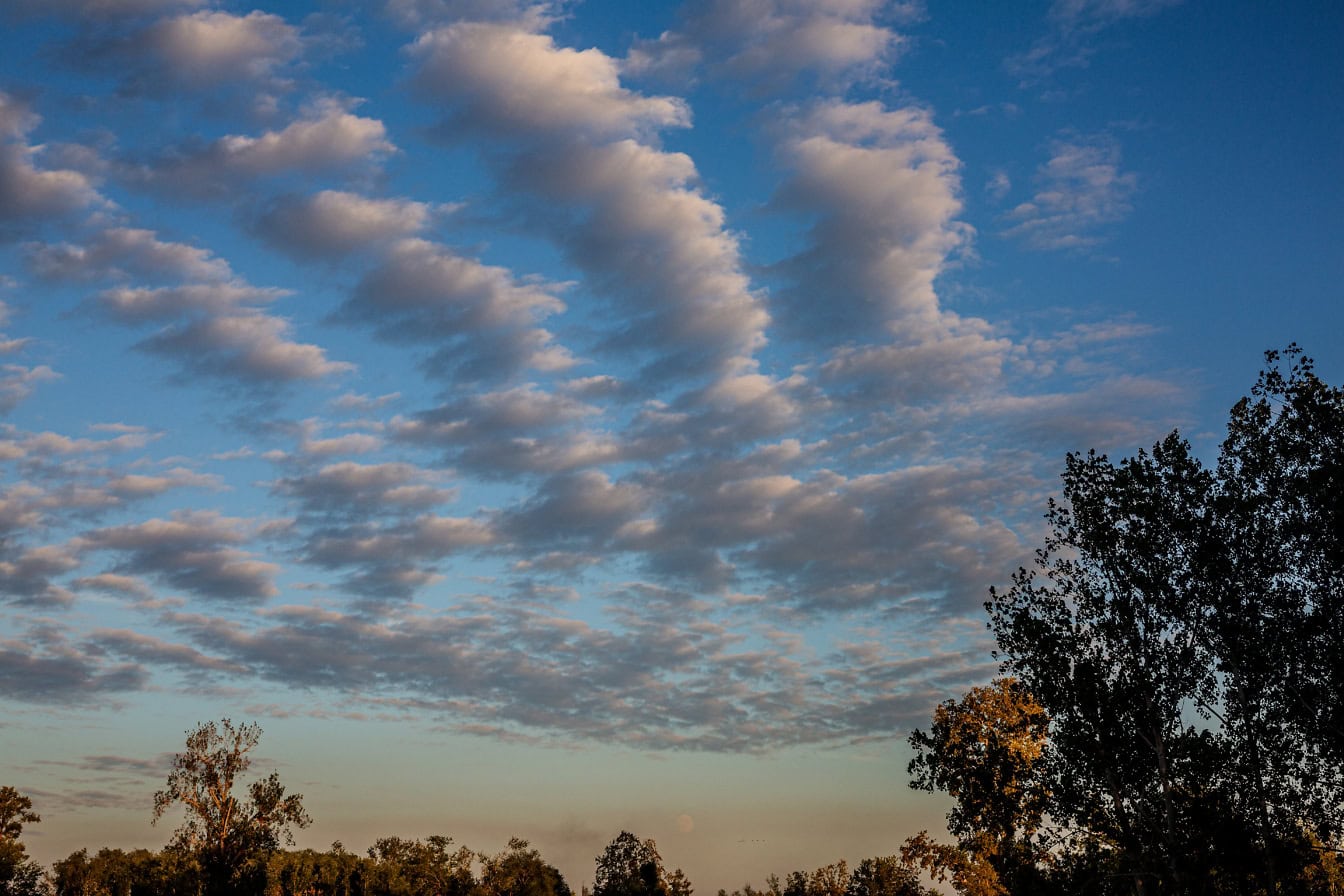 Grijsachtig witte wolken in de blauwe hemel