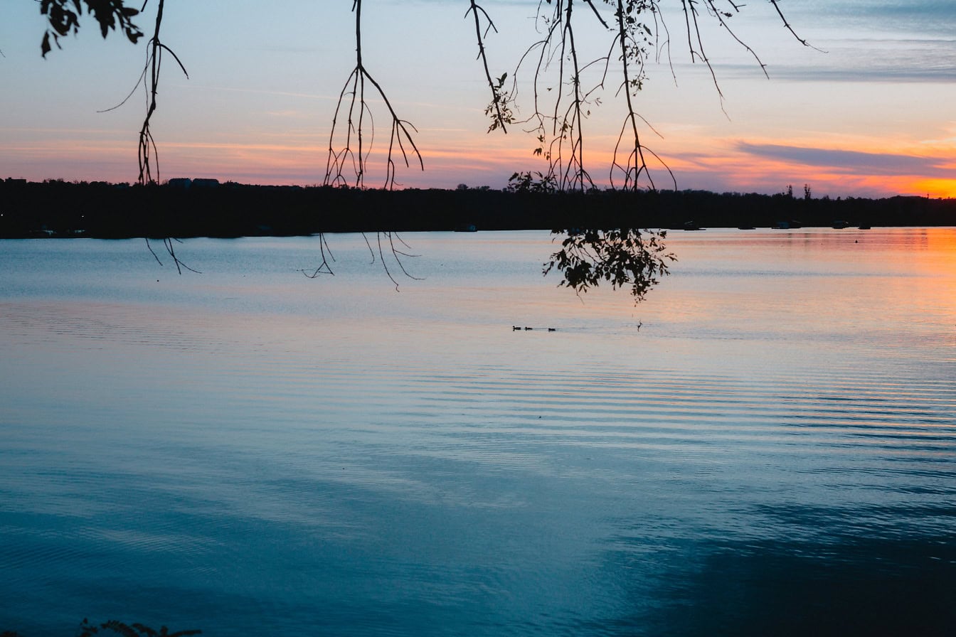 L’orizzonte sul Danubio dopo il tramonto, un bagliore residuo al fiume