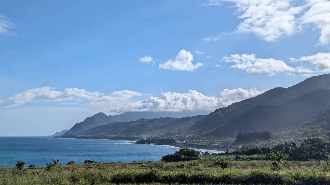 Landskap av en strand och berg med panorama av bukten i Taiwan