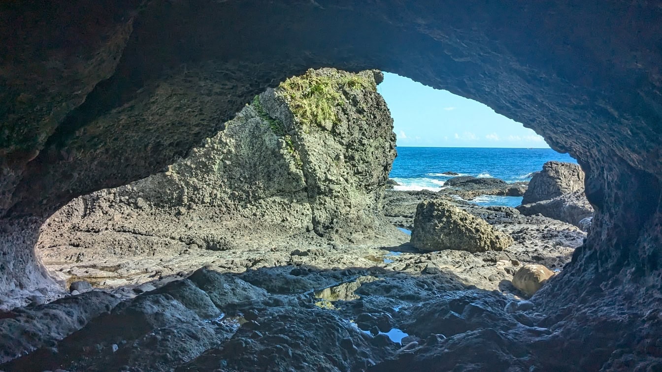 海と岩だらけのビーチの景色を望む沿岸の海食洞、台湾の花蓮近くのShimen Banshaojiaoレクリエーションエリアの地質学的な驚異