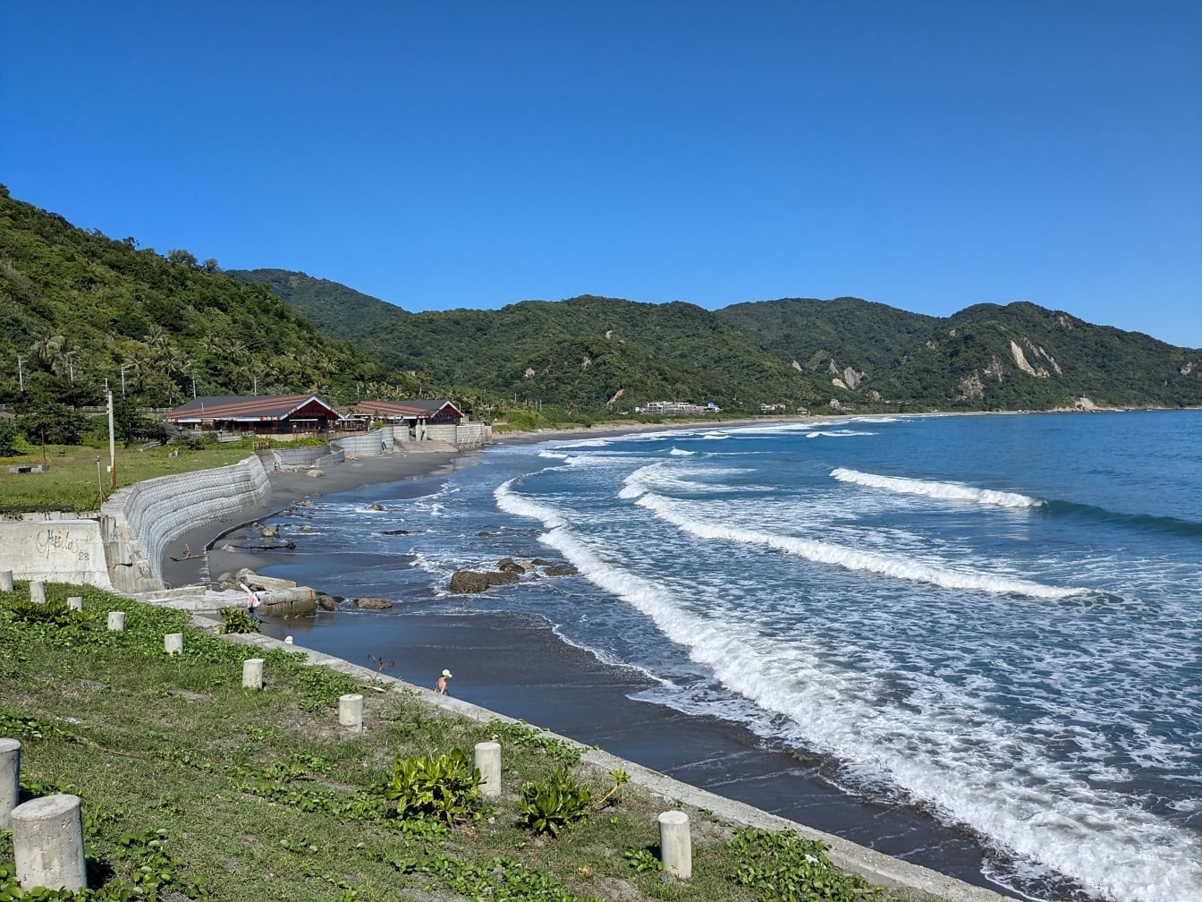 En Jiqi-strand i Taiwan med bølger, der slår mod kysten