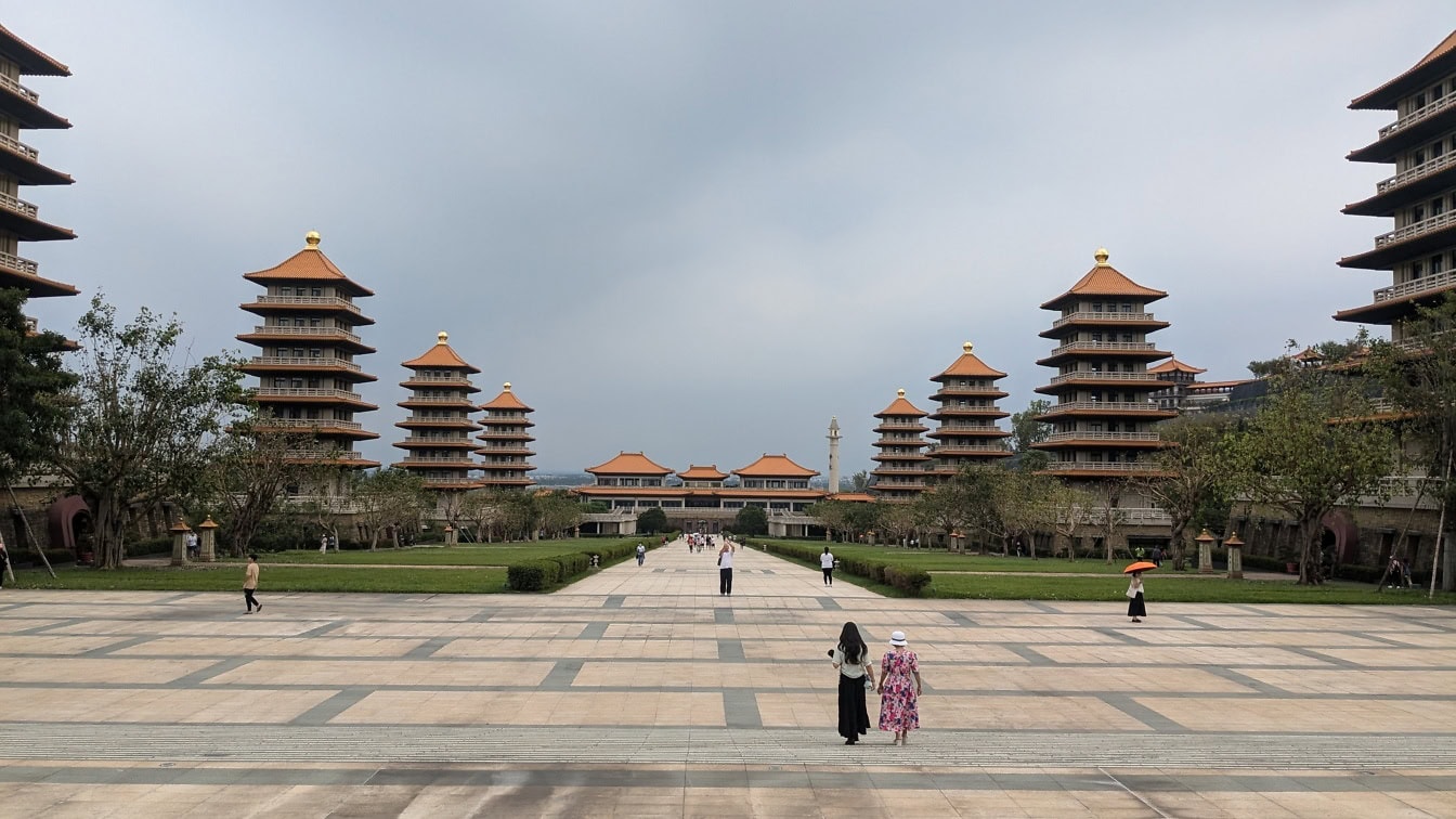 Terasă mare cu clădiri moderne în stil tradițional chinezesc la muzeul Fo Guang Shan, centrul memorial budist din Taiwan