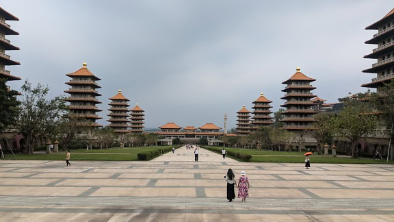 Stor terrasse med moderne bygninger i traditionel kinesisk stil på Fo Guang Shan museet, buddhistisk mindecenter i Taiwan