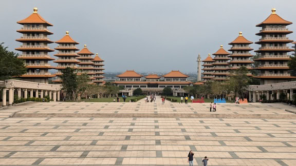 Clădiri moderne în stil tradițional chinezesc la muzeul Fo Guang Shan, centrul memorial budist din Taiwan