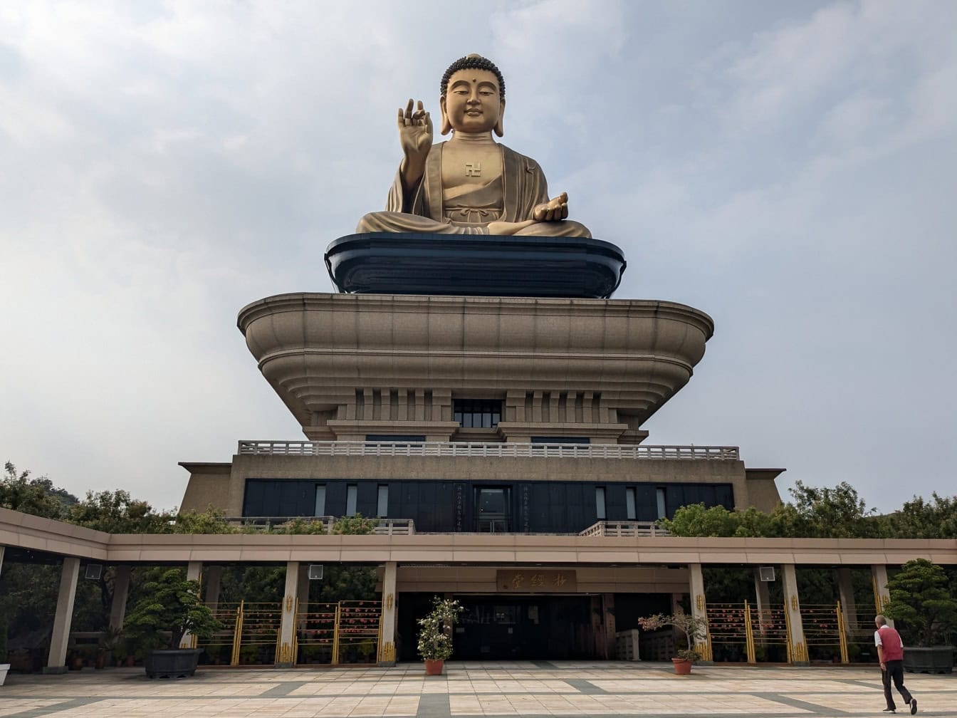 Eksteriør av Fo Guang Shan-museet, et buddhistisk kulturelt og religiøst minnesenter med en stor gullstatue av en Buddha på en sokkel, Taiwan