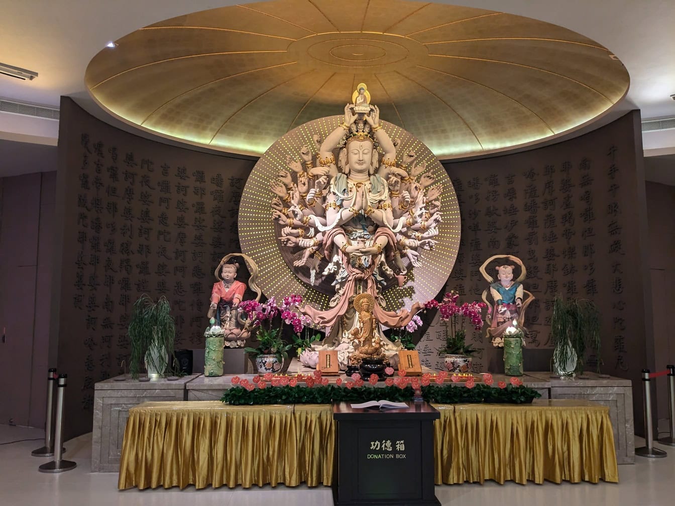 Svätyňa Avalokitesvara, socha budhistickej bohyne s mnohými rukami na podstavci v pamätnom centre Fo Guang Shan, múzeum Budhu, Taiwan