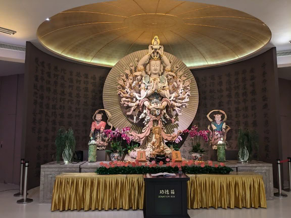 Avalokitesvara-Schrein, Statue einer buddhistischen Göttin mit vielen Armen auf einem Sockel im Fo Guang Shan Memorial Centre, einem Museum des Buddha, Taiwan